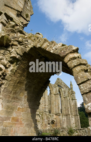 Ein Blick auf Bolton Priory (oder Bolton Abbey).  Die ruiniert Priory ist durch den Fluß Wharfe in Yorkshire. Stockfoto