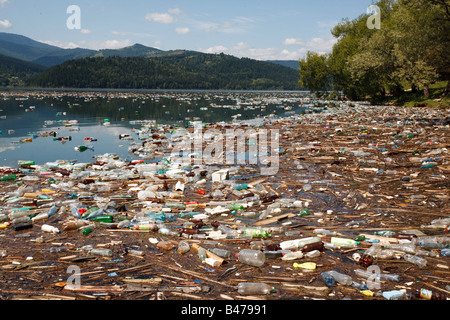 Tonnen von Kunststoff-Flaschen und andere Abfälle schweben am schönen See, Bicaz, Rumänien Stockfoto