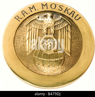 Friedrich-Werner Graf von der Schulenburg - ein Diplomatenabzeichen, aus seiner Zeit als Botschafter in Moskau. Silbergold, Hersteller 'J. Godet & Sohn Berlin", silbernes Markenzeichen '900'. Auf dem Vers ein nationaler Adler im Reliefformteil über einem Weltglobus, der Rand mit der Aufschrift 'R.A.M. Moskau" für das Reichs-Ministerium. Umschrift 'Botschafter GF. V.D. Schulenburg" (Botschafter Graf von Schulenburg). Durchmesser 27 mm, 14,5 g In einem alten, privat angefertigten Fall. Enthalten ist eine "Deutsche Botschafter"-Visitenkarte: Historisch, historisch, 1930er, 1930er, 1930er, 20. Jahrhundert, Diplomatie, o, Stockfoto