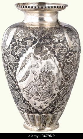 Eine große persische Silbervase, ca. 1930. Bandform mit Seiten, die üppig geprägt und auf einem verjagten Hintergrund verchert sind. Auf dem oberen Teil befinden sich drei Monarchporträts und auf der Mitte zeigen spitzovale Felder, die entzückende Mitglieder der Aristokratie zeigen. Die gesamte Oberfläche rund um die Bilder ist mit blühenden Reben, Vögeln, Steinböcken und anderen Motiven gefüllt. Höhe 29,5 cm. Gewicht 1170 Gramm. Aus den Besitzungen eines Angehörigen des hohen Adels. Dem Empfänger zufolge ist ein Geschenk von Reza Schah 1925 - 41, dem Gründer der Pahlevi-Dynastie. Historisch, , Stockfoto
