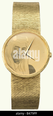 König Faisal Ibn Abdul Aziz al-Saud (1906 - 1975), EINE Armbanduhr mit goldener Präsentation, Genf, ca. 1970. Automatische Chopard-Uhr mit Saphirglas und goldenem Armband. Das goldene Dial trägt den des Königs Faisal. Auf der Spange ist ein 750-goldenes Markenzeichen eingestanzt. Die Arbeiten sind intakt. Länge 20 cm. Gewicht 93,5 Gramm. Historisch, historisch, Menschen, 1960er, 1970er, 20. Jahrhundert, Osmanisches Reich, Objekt, Objekte, Stills, Clipping, Ausschnitte, Ausschnitte, Ausschnitte, Ausschnitte, Uhr, Uhren, Uhr, Uhren, Zeitmesser, Stockfoto