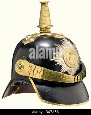 Ein Helm des Typs "Modell" von 1862 für Offiziere des Infanterieregiments Sachsen-Anhalt-Eisenach Schwarzer Lederschädel, Messingbefestigungen mit Vergoldungsresten. Typische Spitze. Kreuzsockel mit silbernen Sternenstiften. Versilberte Platte mit runder Zentralblende. Flachmetall-Kinnriemen auf Schrauben. Schwarz-grüne Kakade (gehört nicht?) auf der linken Seite. Futter aus schwarzem Lederriemen. Minimale Spuren alter Wiederherstellungen. Ein seltener Helm in sehr schönem Erhaltungszustand. Vgl. Müller/Kunde, Europäische Helme, S. 244 und 367. Historisch, historisch, 19. Jahrhundert, Sachsen, Sachsen, Sachsen, Deutsch, G, Stockfoto