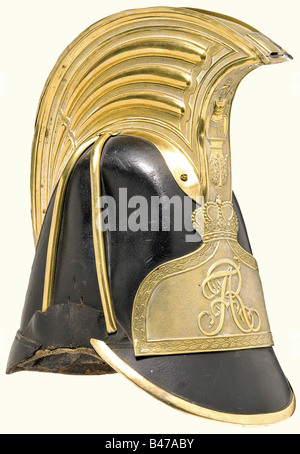 Ein Helm für Offiziere des Sachsen Mounted Guards Regiment, Modell 1822, Stil getragen bis zum Jahr 1832 Hoher Lederschädel, vergoldetes ornamentiertes Wappen, Vorderseite mit einem Trophäenbündel verziert. Zwei Schutzbänder auf jeder Seite. Emblem trägt die krönende Chiffre "WEIT". Schwarzes Leder-Sweatband, grünes Seidenfutter. Schädel und Scheitel des Helms sind etwas zerkleinert. Metall-Chinskales und Kakaden fehlen. Die Kanten an der vorderen Krempe haben Verschleißspuren. Extrem seltener Helm in herausragendem, unverändertem Zustand: Historisch, historisch, 19. Jahrhundert, Sachsen, Sachsen, Sachsen, Sachsen, Germa, Stockfoto