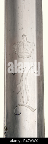 Ein Schwert für die Lebensgarde der Bogenschützen, aus der Regierungszeit von König Ludwig I. EINE gerade, einschneidige Klinge mit der krönenden Chiffre "L" auf obverser und umgekehrter Seite, und auf dem abgerundeten Klingenrücken mit dem Prägestempel "37" versehen. Massiver Silberhill. Die Innenseite der Schutzplatte wurde mehrfach mit "LGH", die Nummer "49" mit dem Meisterzeichen "XB" und dem 'Münchner Kindl' (Münchner Kind) versehen. Vergoldeter Messinggriff mit angezeigter Umhüllung. Angebrachter, korrekter Schwertknoten. Schwarze Lederschelle mit versilberten Messingfittings. Quillons haben eine alte Reparatur. Hilt leicht getragen von, Stockfoto