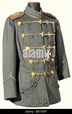 Kaiser Wilhelm II., ein interimistischer Feldgrauer attila für das Husaren-Lebensgarderegiment Fein, Feldgrauer Lappen, mit Schnabelbefestigungen aus verflochtenen Flachschnüren aus Silber und Schwarz (ungleichmäßig verdunkelt), goldenen Rosetten und Knebel. Feldgraue Seidenfutter (altersbedingt mehrere Rips). Etikett mit einem gestickten, bekrönten "W" und "Leib-Grd. Hus. Rgt. 16'. Ärmel-Epaulets mit silbernen marshall-schlagstöcken und goldenen Chiffren. Aufgenähtes Nackentuch mit dem Ordensband des Pour le mérite mit Eichenblättern. Ordensklingen und ein Stoffkreuz für Den Orden des heiligen Johannes. Die linke Muffe von t Stockfoto