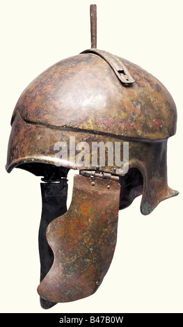 Ein Chalcidianer Helm, 5./4. Jahrhundert v. Chr. EIN Bronze-Helm mit einer deutlich versetzten, abgerundeten Schüssel und einer markierten gegabelten Borduss. Der Rand der Brühenpartie ist verstärkt und hat eine kurze nasale Binde. Der Rand des Nackenschutzes ist nach außen ausgezogen. Wangenklappen, Aussparungen sind für die Ohren übrig geblieben. Die langen, gebogenen Wangenschutzbleche sind an Nietscharnieren aufgehängt und verfügen über Löcher zur Befestigung eines Kinnblechs. An der Krone ist eine Halterung für drei Rohrpflaumhalter (von denen einer überlebt) vernietet. Rotbraune bis schwarze metallische Patina. Einige Beigaben an der Schüssel, das heißt, Stockfoto