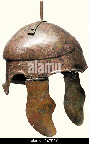 Ein Chalcidianer Helm, 5./4. Jahrhundert v. Chr. EIN Bronze-Helm mit einer deutlich versetzten, abgerundeten Schüssel und einer markierten gegabelten Borduss. Der Rand der Brühenpartie ist verstärkt und hat eine kurze nasale Binde. Der Rand des Nackenschutzes ist nach außen ausgezogen. Wangenklappen, Aussparungen sind für die Ohren übrig geblieben. Die langen, gebogenen Wangenschutzbleche sind an Nietscharnieren aufgehängt und verfügen über Löcher zur Befestigung eines Kinnblechs. An der Krone ist eine Halterung für drei Rohrpflaumhalter (von denen einer überlebt) vernietet. Rotbraune bis schwarze metallische Patina. Einige Beigaben an der Schüssel, das heißt, Stockfoto