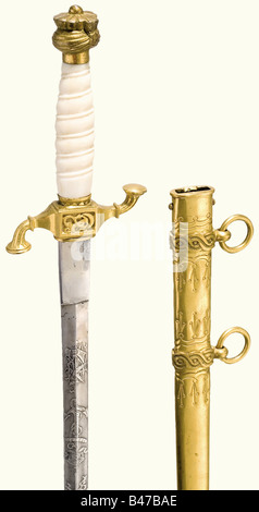 Ein Dolch eines Marinefliegers, Osmanisches Reich, um 1914 EINE zweischneidige Klinge mit dekorativen Radierungen der Kaiserlich Deutschen Marine. Auf dem Ricasso befindet sich ein geschweißter Bruch. Die vergoldeten Bronze-Quillonen sind nach oben bzw. unten gebogen. Der Knauf hat die Form eines Turbans. Weißer Knochengriff. Vergoldete Messingabscharte. Länge 47,5 cm. Möglicherweise gehörte dies einer der Besatzung der SMS Goeben (Jawus Sultan Selim) oder der SMS Breslau (Midilli), die im ersten Weltkrieg unter türkischer Flagge fuhr. Seltene Seewaffe. Vgl. K. Glemser "EIN Führer zum Militärkleid, Stockfoto