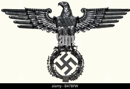 Ein schmiedeeiserner Landesadler für ein in mehreren Teilen Geschmiedetes Gebäude der Wehrmacht, verschraubt und genietet. Auf der Rückseite das smith's Monogramm "C W" über '1940'. Durch die besondere künstlerische Schmiedetechnik entsteht ein dreidimensionaler lebendiger Eindruck. Höhe 98 cm, Flügelspannweite 158 cm. Renovierte Schwärzung. Vermutlich ein Werk der Burgschmiede Wewelsburg, die mehrere kunstvoll gefertigte nationale Adler-Embleme im typischen Wewelsburger Stil für SS- und Wehrmachtskasernen hervorbrachte. Drei Schmiedehandwerkshandwerker der Handwerkerschule Dortmund ursprünglich w, Stockfoto