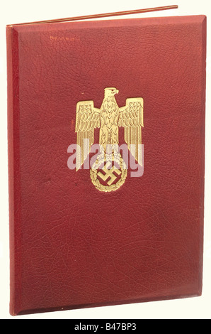 Benito Mussolini, eine vom deutschen Reichskanzler Adolf Hitler ausgestellte Urkunde über das Großkreuz des Deutschen Adler-Orden "Berlin, 31. Mai 1937". Zweiseitige, großformatige Pergamenturkunde, mit Benito Mussolini in aufgehobenen Goldbuchstaben. Von "Adolf Hitler" und "Frhr. Von Neurath" in eigenen Händen in dunkler Tinte signiert. "Im Namen des Deutschen Reiches verspreche ich Seiner Exzellenz den Königlichen italienischen Regierungschef Benito Mussolini als Symbol meiner Freundschaft und als Belohnung für seine großen Dienste bei der Förderung freundschaftlicher Beziehungen zwischen Ita, Stockfoto