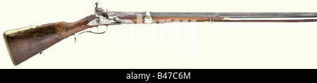 Ein Flintenschleudergewehr, J. Joseph Kreii, München, um ca. 1740. Achteckiges Fass, das nach einem geschrägten Baluster zu rund verschmelzt wird, mit acht Rillen im 15-mm-Kaliber. Silberner Vorderblick. Silbereingelegte Ornamentik am Breech mit Messingabzeichen für J. Joseph Krei (Stöckel Nr. 610 und 611). Leicht eingraviert. Die Sperrplatte mit der Unterschrift "IOS. KREI IN MUNCHEN'. Ein Walnusshalbstock mit feinen Schnitzereien im Stil des Rokoko. Messingmöbel. Die ursprüngliche Holzstange mit Messingspitze. Länge 140 cm. J. Joseph Kreii, bekannt in München um ca. 1730. Historisch, historisch, 18. Stockfoto