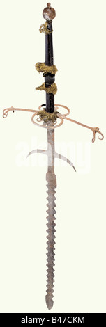 Eine zweihändige Flamberge, historisch, Fortpflanzung mit einer Original-Klinge. Breite sinöse Klinge. Der lange Ricasso hat schwere Schutzvorrichtungen, die zur Klinge hin gebogen sind. Weit ausgebaute Quillone mit quadratischem Querschnitt, die Finalen sind dreigeteilt und nach innen gerollt. Große Trennringe auf beiden Seiten mit Lilienschmuck (leicht beschädigt). Lederbezug (Original?) mit Resten dekorativer Fransen. Leicht ovaler Knauf. Länge 184,5 cm. Historisch, historisch, 19. Jahrhundert, Schwert, Schwerter, Waffen, Waffen, Waffe, Arm, Kampfgerät, Militär, Militaria, Objekt, Objekt, Stockfoto