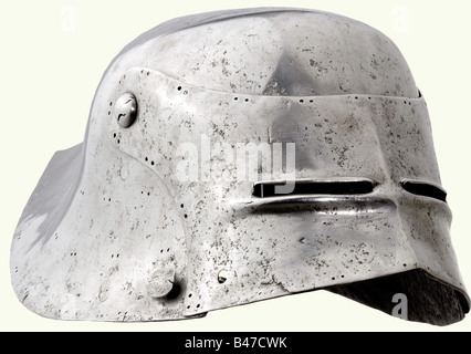 Ein deutscher schwarzer Sallet, ca. 1490. In einem Stück geschmiedeter Schädel mit einem lang gerippten Halsschutz. Bewegliches Visier mit zwei separaten Augenschlitzen, umgeben von Schutzrippen. Eine federbelastete Verriegelung auf der rechten Seite. Innennieten auskleimen. Die Felge und die Seiten haben zahlreiche Doppellöcher zum anbringen einer fehlenden Stoffabdeckung. Höhe 19,5 cm. Länge 49 cm. Gewicht 2503 Gramm. Historisch, historisch, 15. Jahrhundert, Verteidigungswaffen, Waffen, Waffen, Waffe, Arm, Kampfgerät, Objekt, Objekte, Stills, Clipping, Ausschneiden, Ausschneiden, Ausschneiden, Ausschneiden, Utensil, Stück o, Stockfoto