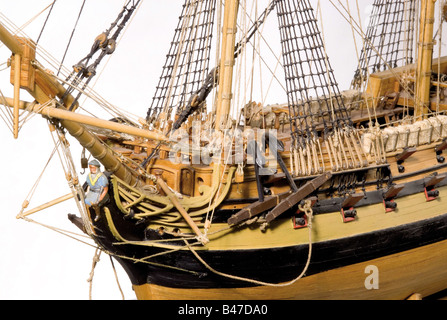 Die Fregatte "HMS Serapis"., Ein aufwendiges Holzmodell einer Fregatte der Royal Navy. Vollständig manipulierte Masten, offene Waffenanschlüsse. Stern und Takelage farbig bemalt. Länge 100 cm. Breite 36 cm. Höhe 84 cm. Die "HMS Serapis" kam als Kriegsschiff der fünften Rate im Jahr 1779 von den wegen. Am 23. September desselben Jahres engagierte sie den schwächeren "Bonhomme Richard" unter dem Kommando des amerikanischen Kapitäns John Paul Jones in der Nordsee. Trotz schwerer Schäden an seinem Schiff weigerte sich Jones, seine Farben mit den Worten "Ich habe noch nicht angefangen zu kämpfen" zu streiken, und stieg dann an und Ca, Stockfoto