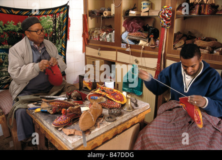 Schuhmacher arbeiten in ihrer Werkstatt, die Herstellung von Berber-Schuhen an Ghadamis, Libyen. Stockfoto