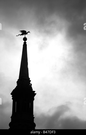 Wetterfahne Drachen auf der Oberseite der Kirche St Mary le Bow auf Cheapside, City of London Stockfoto