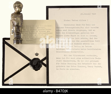 Henry Dunant (1830-1910) - ein Siegel in Form eines sogenannten Fatschenkinds., Bronzefarbe eines Säuglings, das in Tüchern geschwungen ist (das den Jesuskind symbolisiert), auf der Siegeloberfläche ein graviertes Kreuz mit der Signatur Henry Dunant. Höhe 10 cm. Anhänger eines Sammlungsetiketts mit dem Signet des bayerischen Fürsten Alfons, dem ein Provenzbrief beigefügt war. Aus königlichem bayerischen Besitz. Das Siegel war ursprünglich ein Geburtstagsgeschenk für Henry Dunant, das Arthur Hopff, Co-foun Historical, Historical, 19th Century, Document, Documents, Object, Objects, Stills, Clipping, Stockfoto