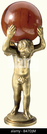 Prinz Carl von Schweden (1884 - 1965) - eine Dichtung., vergoldeter Bronze. Ständigen Putto mit einem großen gelben Orb auf seine Schultern. Auf der Oberfläche der Dichtung ein gravierter Krone und die Signatur 'Carl'. Höhe 85 mm. Korrespondenz mit Prinz Alfons von Bayern vom Ersten Weltkrieg Umgang mit bayerischen Kriegsgefangenen und eine Kopie von einem Umschlag von der Prinz von 1924 mit der hier beschriebenen Dichtung gekennzeichnet beigefügt. Provenienz: Königlich bayerischen Betriebe, ehemals Teil der Dichtung Sammlung von Prinz Alfons von Bayern. Carl Wilhelm Prinz von Schweden (17. Juni 1884. - 5. Juni 1965), Artist's Urheberrecht nicht gelöscht werden Stockfoto