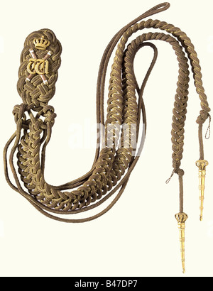 Kaiser Wilhelm II. - eine Aiguillette für die Uniform seines Groß-Admiral., EIN aus verdrehter Goldschnur gewebter Schulterknoten, der in zwei gewebte Litzen geteilt ist, die in bekrönten goldenen Punkten enden. Überlagert mit zwei gekreuzten, vergoldeten, rot und weiß emaillierten Schlagstöcken des Großfürchters und mit der bekrönten Chiffre "W" oben ist die Insignie eines Aide-de-Camp zu seinem Großvater Wilhelm I. Die Vergoldung an der Schnur und der Webspalt etwas abgenutzt und verdunkelt. Dunkelblaue Stoffunterlage mit zwei Stiften und einer Knopfverschluss. Auf bitten der Kaiserlichen Marine Wilhelm II. Stockfoto