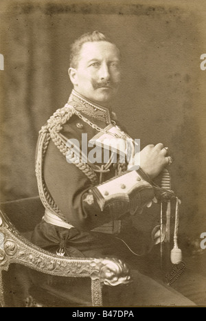 Kaiser Wilhelm II. - eine Aiguillette für die Uniform seines Groß-Admiral., EIN aus verdrehter Goldschnur gewebter Schulterknoten, der in zwei gewebte Litzen geteilt ist, die in bekrönten goldenen Punkten enden. Überlagert mit zwei gekreuzten, vergoldeten, rot und weiß emaillierten Schlagstöcken des Großfürchters und mit der bekrönten Chiffre "W" oben ist die Insignie eines Aide-de-Camp zu seinem Großvater Wilhelm I. Die Vergoldung an der Schnur und der Webspalt etwas abgenutzt und verdunkelt. Dunkelblaue Stoffunterlage mit zwei Stiften und einer Knopfverschluss. Auf bitten der Kaiserlichen Marine Wilhelm II. Stockfoto