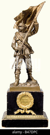 Eine Bronzefigur eines Fahnenträger der 7. Königlichen Sächsischen Infanterie Regiment Nr. 106., Abschied Geschenk zu "Leutnant Steinbrück 1899 - 1905". Fahnenträger mit typischen Feld Uniformen und Ausrüstung (flag Tipp fehlt), den Sockel mit Monogramm 'Dr. L.N. inv. e.del. 95 Lpzg.' und 'Guss v. Pirner und Franz Dresden'. Ebonisiertes Holzsockel, in der vorderen Namen Plaque mit Eichenlaub Lorbeerkranz, auf der Rückseite der regimental Cipher, auf der Seite Plaketten mit den Namen der Offizierskorps. Gesamthöhe 39 cm bildende Kunst, Menschen, 1900s, 20. Jahrhundert, Sachsen, Sachsen, S, Artist's Urheberrecht nicht geklärt zu werden. Stockfoto