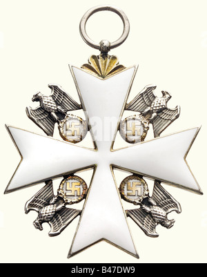 Ein Orden Deutscher Adler, ein Kreuz der 1. Klasse, 1943 - 1945. Silber, vergoldet und emailliert, 50 x 50 mm, Gewicht 26,5 g. In den Ecken silberne Adler mit goldenem Eichenblattkranz und Swastika, silberner Ring (OEK 3467). Historisch, historisch, 1930er, 20. Jahrhundert, Auszeichnungen, Preis, Deutsches Reich, Drittes Reich, NS-Zeit, Nationalsozialismus, Objekt, Objekte, Stills, Medaille, Dekoration, Medaillen, Dekorationen, Clipping, herausschneiden, herausschneiden, herausschneiden, Ehre, Ehre, Ehre, Nationalsozialistische, Nazizeit, Nazizeit, Nazizeit Symbol, Symbole, Emblem, Embleme, Insignien, Stockfoto