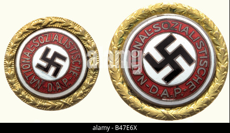 Goldene Parteiabzeichen der NSDAP, in 30- und 24-mm-Ausgabe mit passenden Nummern '33013'. Jedes ist vergoldet (Abriebspuren), emailliert, das größere Abzeichen mit Rückfahrmarke "Deschler & Sohn - München 9" und "Ges.". Gesch", der kleinere mit Reverse-Maker "Jos. Fuess - München". Jede hat kleine Chips. Dazu gehören Wahlabzeichen, WHW-Abzeichen, Fahrradzennig und eine SS-Kantinengabel.' historisch, historisch, 1930er, 1930er, 1930er, 20. Jahrhundert, Auszeichnungen, Auszeichnung, Deutsches Reich, Drittes Reich, NS-Zeit, Nationalsozialismus, Objekt, Objekte, Fotos, Medaille, Dekoration, meda, Stockfoto