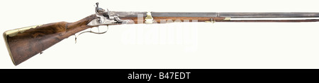 Ein Flintenschleudergewehr, J. Joseph Kreii, München, um ca. 1740. Achteckiges Fass, das nach einem geschrägten Baluster zu rund verschmelzt wird, mit acht Rillen im 15-mm-Kaliber. Silberner Vorderblick. Silbereingelegte Ornamentik am Breech mit Messingabzeichen für J. Joseph Krei (Stöckel Nr. 610 und 611). Leicht eingraviert. Die Sperrplatte mit der Unterschrift "IOS. KREI IN MUNCHEN'. Ein Walnusshalbstock mit feinen Schnitzereien im Stil des Rokoko. Messingmöbel. Die ursprüngliche Holzstange mit Messingspitze. Länge 140 cm. J. Joseph Kreii, bekannt in München um ca. 1730. Historisch, historisch, 18. Stockfoto