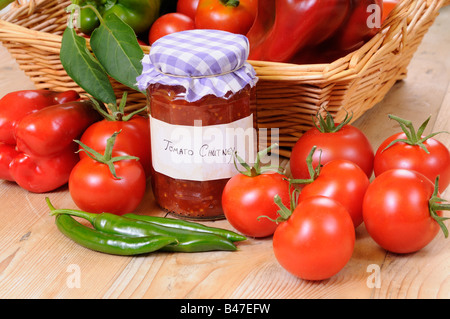 Country-Küche-Szene mit hausgemachtem Chutney und Zutaten UK September Stockfoto