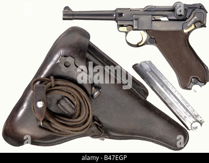 Eine Pistole 08 Krieghoff, Code 'S', Kaliber 9 mm Parabellum, nein 328, letzte Ziffern bei Umschaltverbindung: 66. Helle Bohrung im cal. 8.81 und Annahme. Auf dem Empfänger, der für 1936 mit S gekennzeichnet ist, auf dem vorderen Kipp-Link "KRIEGHOFF/SUHL". Verschiedene Annahmezeichen Luftwaffe-Adler/'2'. Erneut Beendet. Kleinteile gelb. Dunkelbraune Kunststoff-Griffplatten. Abgenutztes Blechmagazin mit Aluminiumsockel. Lederband. Wird komplett in einer schwarzen Hartschale ohne Herstellernamen in gutem Zustand geliefert, Nähte und Hebeband in guter Ordnung. Enthält: Verchromtes Haenel-Schmeisser-Magazin, Nr., Stockfoto