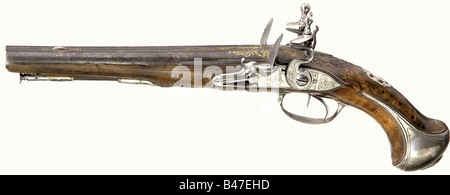 Ein Paar doppelbartige Flintlock-Pistolen, Andre à Nancy, ca. 1740/50. Runde, glatte Bohrfässer im Kaliber 13,5 mm. Goldeingelegte Schriftrollendekoration (teilweise getragen) auf den Fässern. Die mit der Signatur "Andre à Nancy" gravierten Schlossplatten. Eine Pan-Abdeckung ist ein guter Ersatz. Leicht geschnitzte Walnussbestände mit schöner Figur und silbernem Drahteinlage. Silbernes Mobiliar mit Reliefverzierung (Markenzeichen) und gravierte Dekoration. Die Pommels haben reliefende groteske Maskenblaken. Geschwärzte Walmstangen mit eisernen Spitzen und Spitzen. Länge je 37,5 cm historisch, histor, Stockfoto