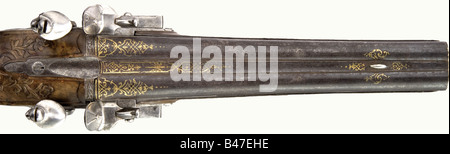 Ein Paar doppelbartige Flintlock-Pistolen, Andre à Nancy, ca. 1740/50. Runde, glatte Bohrfässer im Kaliber 13,5 mm. Goldeingelegte Schriftrollendekoration (teilweise getragen) auf den Fässern. Die mit der Signatur "Andre à Nancy" gravierten Schlossplatten. Eine Pan-Abdeckung ist ein guter Ersatz. Leicht geschnitzte Walnussbestände mit schöner Figur und silbernem Drahteinlage. Silbernes Mobiliar mit Reliefverzierung (Markenzeichen) und gravierte Dekoration. Die Pommels haben reliefende groteske Maskenblaken. Geschwärzte Walmstangen mit eisernen Spitzen und Spitzen. Länge je 37,5 cm historisch, histor, Stockfoto