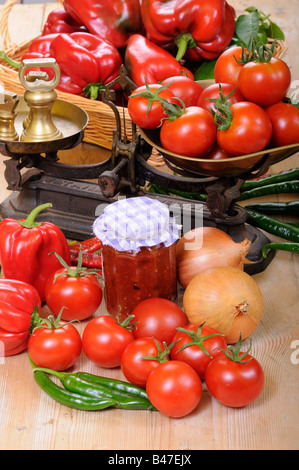 Country-Küche-Szene mit Chutney Zutaten Glas hausgemachtem Chutney und traditionelle Küche skaliert UK September Stockfoto