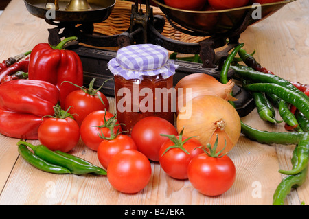 Country-Küche-Szene mit Chutney Zutaten Glas hausgemachtem Chutney und traditionelle Küche skaliert UK September Stockfoto