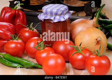 Country-Küche-Szene mit Chutney Zutaten Glas hausgemachtem Chutney und traditionelle Küche skaliert UK September Stockfoto