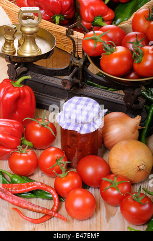 Country-Küche-Szene mit Chutney Zutaten Glas hausgemachtem Chutney und traditionelle Küche skaliert UK September Stockfoto