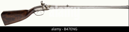 Ein flinteres, flämisches oder französisches Flintenlodergewehr, ca. 1700. Runder Abbiegefass mit leicht besetzter Schnauze und einer Bohrung mit zehn Rillen im Kaliber 14 mm. Verdappte Sehenswürdigkeiten. Unleserliche Markierungen auf der Unterseite des Fasses. Glatter Tintlock. Doppelter Trigger. Walnussbestand mit einfachen, eisernen Möbeln. Länge 102 cm. Historisch, historisch, 18. Jahrhundert, zivile Langwaffen, Gewehr, Waffen, Waffen, Waffe, Waffe, Waffe, Schusswaffe, Feuerwaffe, Pistole, Feuerwaffen, Schusswaffen, Waffen, Objekt, Objekte, Fotos, Clipping, Ausschnitte, Ausschneiden, Ausschneiden, Ausschneiden, Stockfoto