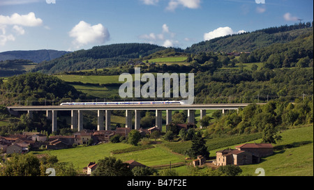 Ein Hochgeschwindigkeitszug oder TGV, überquert eine Brücke in der burgundischen Landschaft von Frankreich Stockfoto