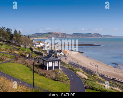 Blick hinunter auf den Strand von Lyme Regis mit Blick über Lyme Bay und die Jurassic Küste in der Ferne Stockfoto