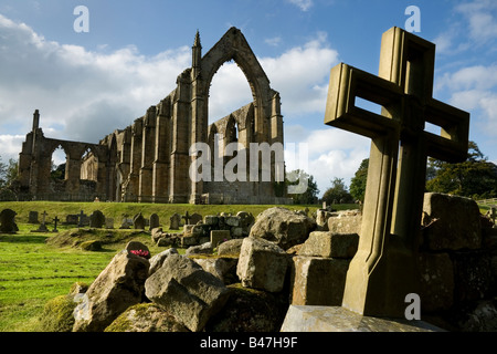 Ein Blick auf Bolton Priory (oder Bolton Abbey) aus dem Friedhof.  Die Ruinen liegen direkt am Fluss Wharfe in Yorkshire. Stockfoto