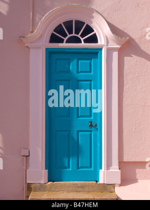 Leuchtend bunte blaue Tür Stockfoto