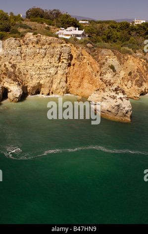 Cliff das erste Haus an der Küste in der Nähe von Praia Da Rocha Portimão in der Algarve-Portugal Stockfoto