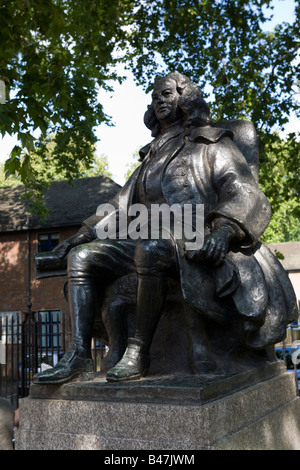 Statue von Thomas Coram (1668-1751) in Brunswick Square, außerhalb des Foundling Museum London GB UK Stockfoto