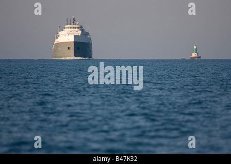 Einen bevorstehenden großen Seen Frachter übergibt das Lake Saint Clair-Licht. Stockfoto