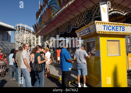 Besucher in Coney Island Astroland im Stadtteil Brooklyn New York Stockfoto