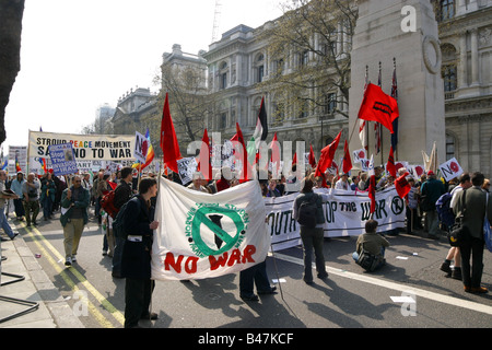Eine Demonstration gegen den Irakkrieg fand am 12/04/2003 gegenüber dem Cenotaph in Whitehall, London, Großbritannien, statt Stockfoto