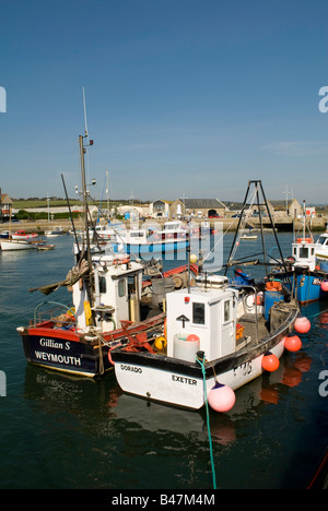 Angelboote/Fischerboote gefesselt in West Bay Harbour, in der Nähe von Bridport, Dorset, England, UK Stockfoto