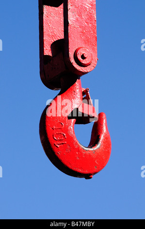 Ein Kran Haken rot angemalt vor blauem Himmel. Bild von Patrick Steel patricksteel Stockfoto