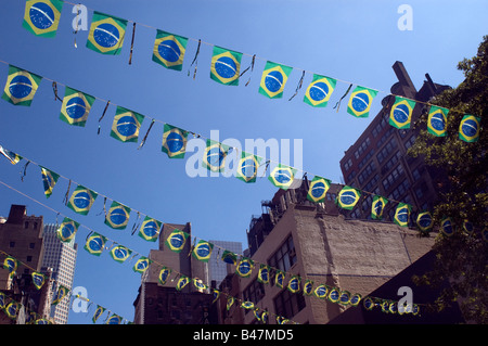 Flaggen wehen Aufwand beim 24. jährliche Brasilien Tag Festival in Little Brazil in New York Stockfoto