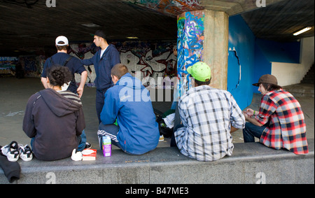 Junge Teenager Skateboarder ruhen Southbank London UK Europa Stockfoto